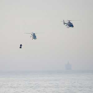 مخترع يقطع بحر المانش على لوح طائر