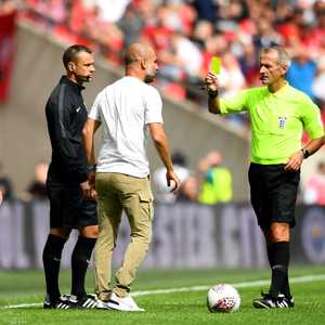 غوارديولا أول مدرب يحصل على بطاقة صفراء في إنجلترا.