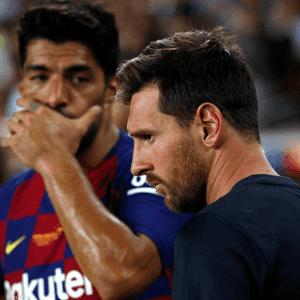 سواريز وميسي في لقطة كروية