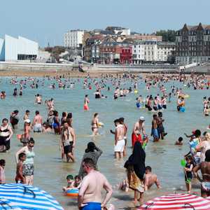 موجة الحر دفعت الأوروبيين للنزول إلى الشواطئ.