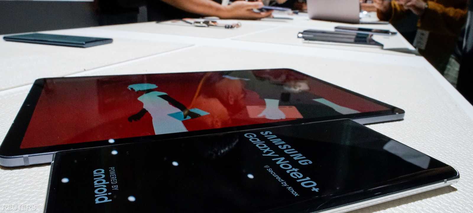 هاتفا سامسونغ الجديدين أثناء عرضهما في نيويورك