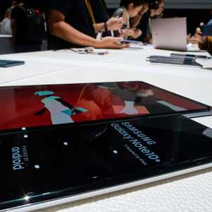 هاتفا سامسونغ الجديدين أثناء عرضهما في نيويورك