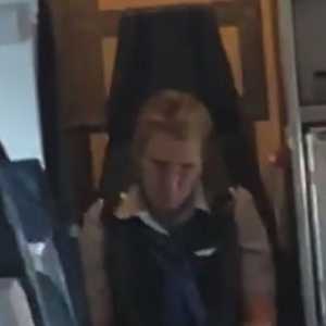 المضيفة كانت تترنح أثناء حركتها في الطائرة