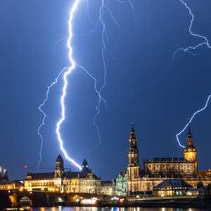 كان اللاعبون في حصة تدريبية حين ضربتهم الصاعقة.