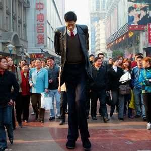 أحد أطول الرجال بالصين ويبلغ ارتفاعه 2.42 متر.