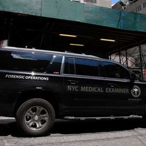 سيارة تحمل جثمان الملياردير جيفري إبستاين