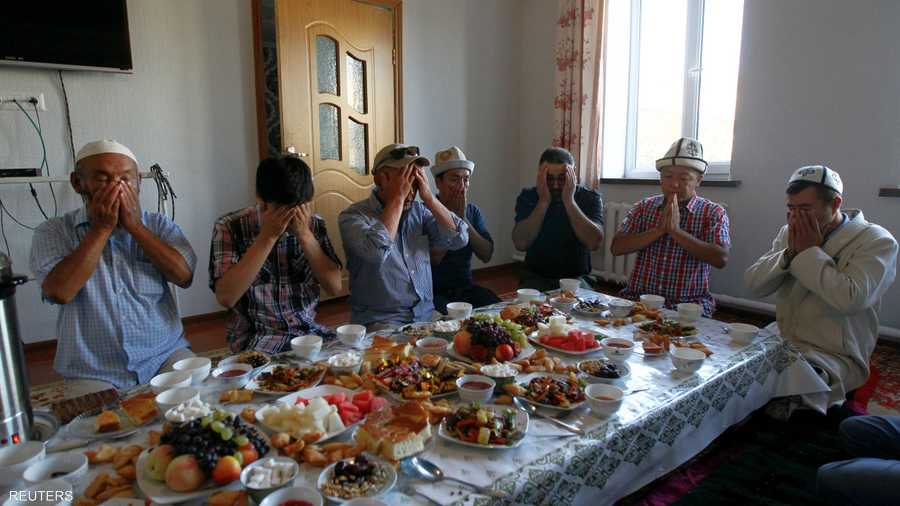 في قيرغيزستان اختاروا التجمع حول مائدة طعام احتفالا