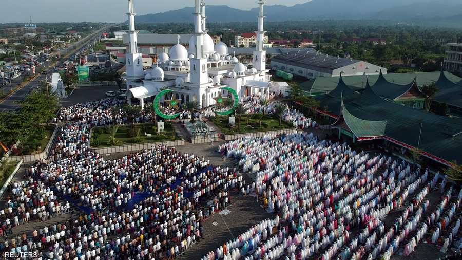 مسلمون ومسلمات يؤدون صلاة العيد في أحد مساجد إندونيسيا