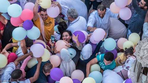 مصر.. يحاولون فرحين الإمساك ببالونات العيد