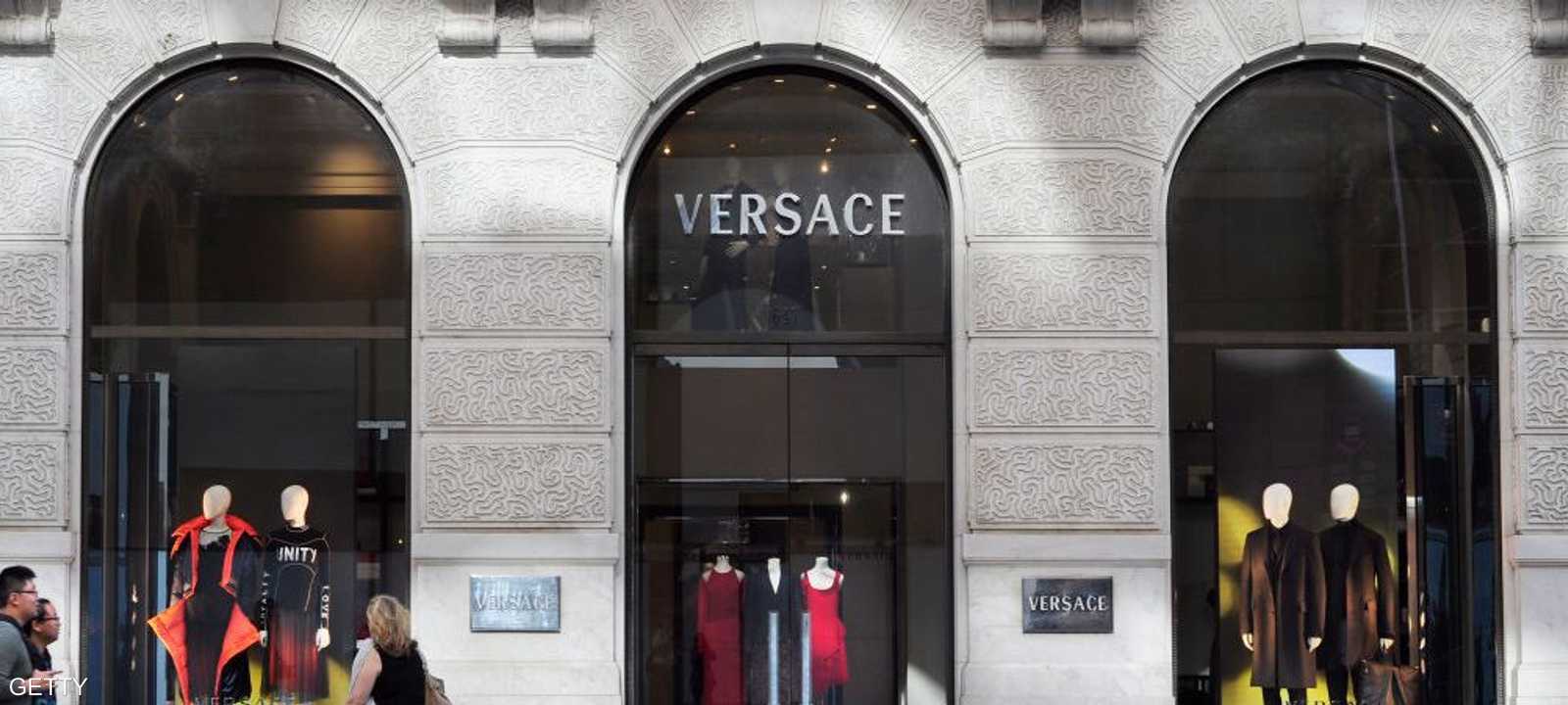 فيرساتشي أزال القمصان من جميع قنوات البيع