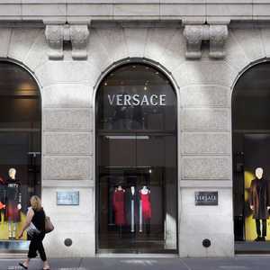 فيرساتشي أزال القمصان من جميع قنوات البيع