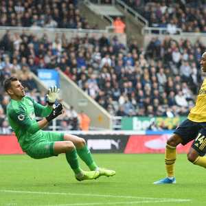 أوباميانغ يسجل الهدف الوحيد في اللقاء