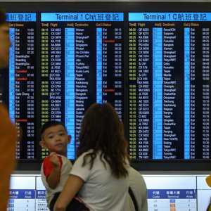 لوحة الطائرات القادمة والمغادرة في مطار هونغ كونغ