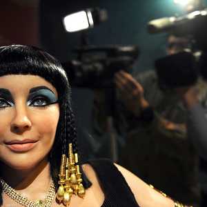 إليزابيث تايلور في دور كليوباترا.