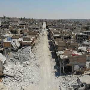 يمر في المدينة طريق استراتيجي سريع.