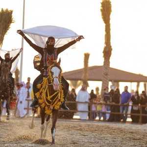 في سوق عكاظ ظهرت السعوديات كفارسات محترفات يروضن الخيل