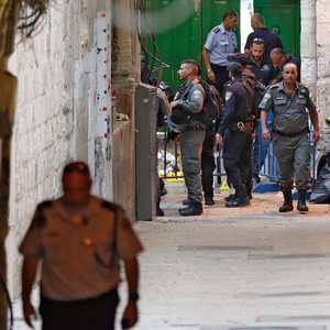 جنود إسرائيليون في مكان الحادث عند أحد أبواب المسجد الأقصى.