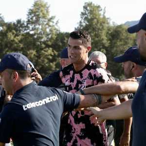 رونالدو مغادرا الملعب في تورينو بصحبة عناصر الأمن الإيطالي