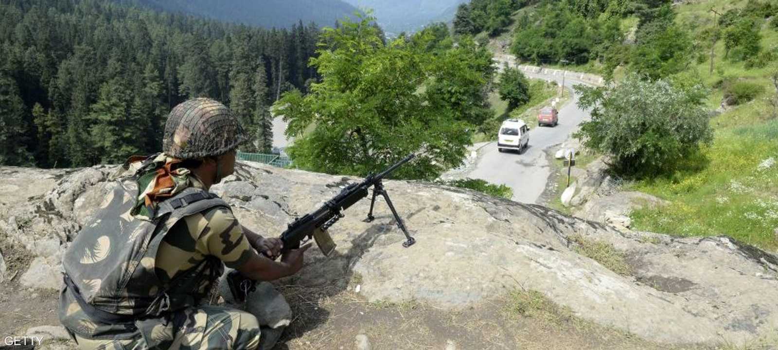 جندي هندي ينصب رشاشه على الخط الفاصل في كشمير