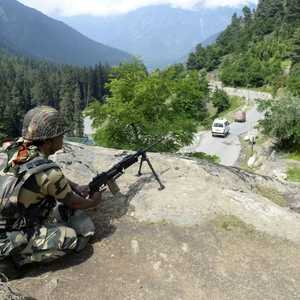 جندي هندي ينصب رشاشه على الخط الفاصل في كشمير