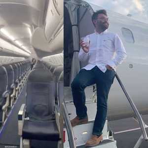 فنسنت بيون على سلم الطائرة وحيدا