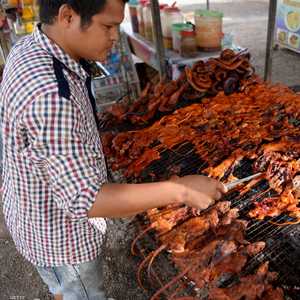 يقبل الناس على أكل الجرذان بسبب رخص ثمنها.