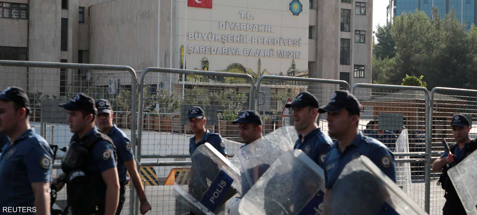 عناصر من الشرطة أمام بلدية ديار بكر اليوم.