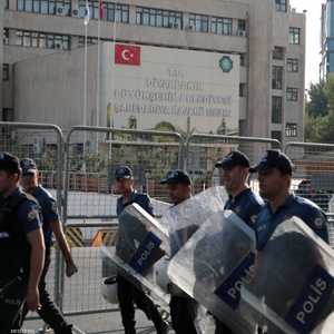 عناصر من الشرطة أمام بلدية ديار بكر اليوم.