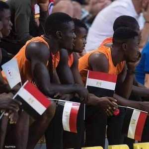 لاعبو منتخب نيجيريا يتابعون المباراة.