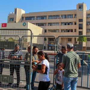 الشرطة التركية تضع حواجز أمام مدخل مقر بلدية ديار بكر.