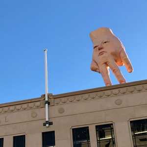 تمثال اليد يثير الذعر في العاصمة النيوزيلندية ويلنغتون