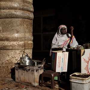 إحدى بائعات الشاي والقهوة في الخرطوم