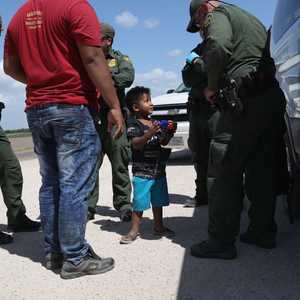 أطفال المهاجرين على الحدود الأميركية