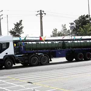 شاحنة تنقل منظومة 373 الصاروخية أثناء عرض عسكري إيراني