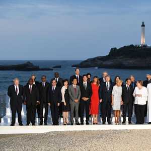 موقع بوريس جونسون في أقصى يسار الصورة