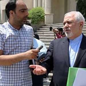 الصحفي أمير توحيد فاضل إلى جانب الوزير ظريف