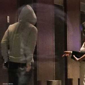 روني والفتاة قرب المصعد.. صورة أثارت الجدل