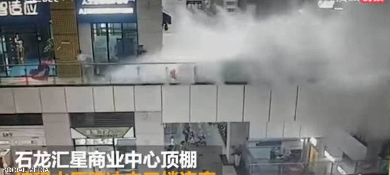 الأمطار فاجأت زوار المركز التجاري