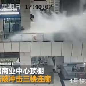 الأمطار فاجأت زوار المركز التجاري