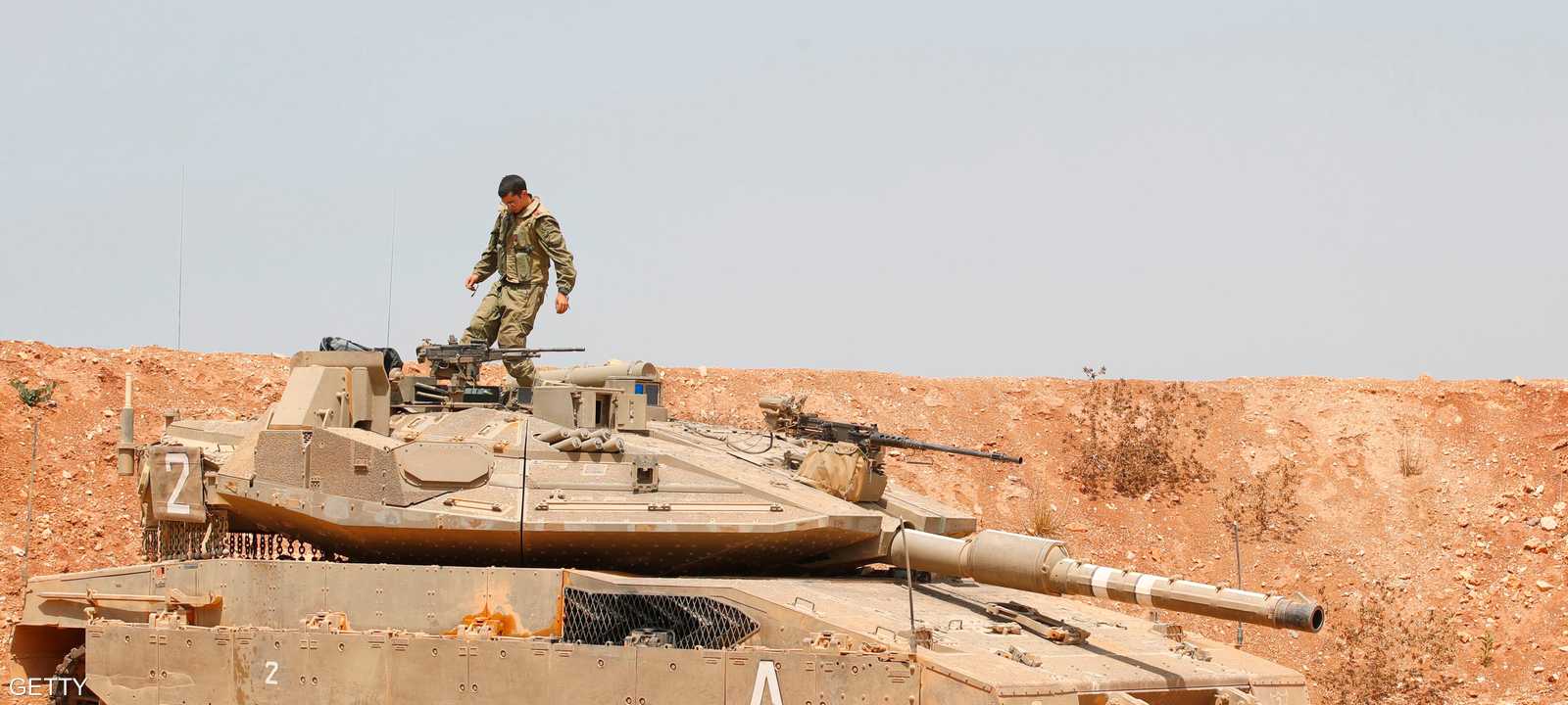 جندي إسرائيلي فوق دبابة على الحدود مع لبنان