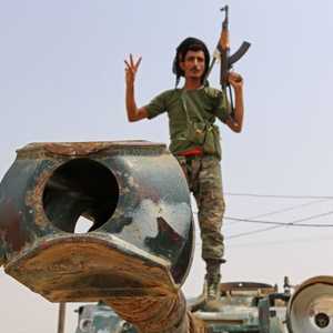 مقاتل من قوات الحزام الأمني يشير بعلامة النصر في زنجبار