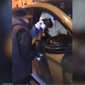 ميندي يعطي قميصه لرجل متشرد اعترض طريق سيارته