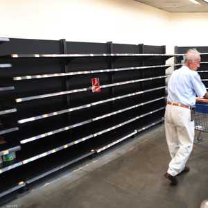 رفوف محال البقالة فارغة قبيل دخول الإعصار