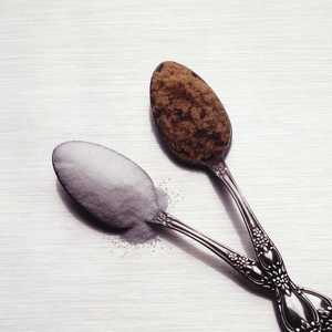 السكر البني والأبيض