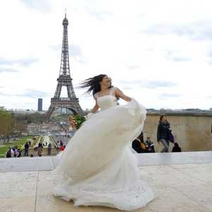 عروس أمام برج إيفل