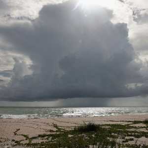 طلبت جزر الباهاما من سكانها التوجه إلى الجزيرة الرئيسية.