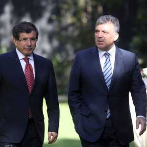 وغول (يمين) وداود أوغلو وجها انتقادات لاذعة لأردوغان مؤخرا.