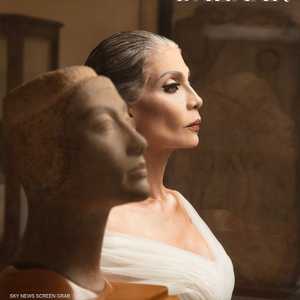 سوسن بدر مع تمثال نفرتيني