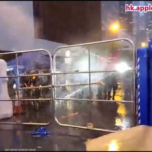 شرطة هونغ كونغ ترش نفسها برذاذ الفلفل