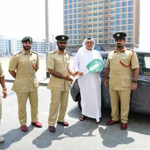 شرطة دبي تسلم الزبيدي السيارة أمام منزله